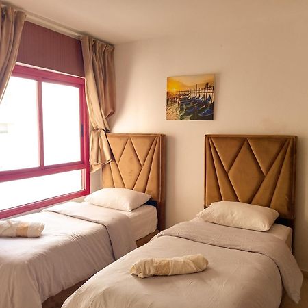 Amazing Appartement " Avec Climatisation " Au Centre Ville En Face Hilton & Gare Train De Tgv De Tanger 2N Exterior foto