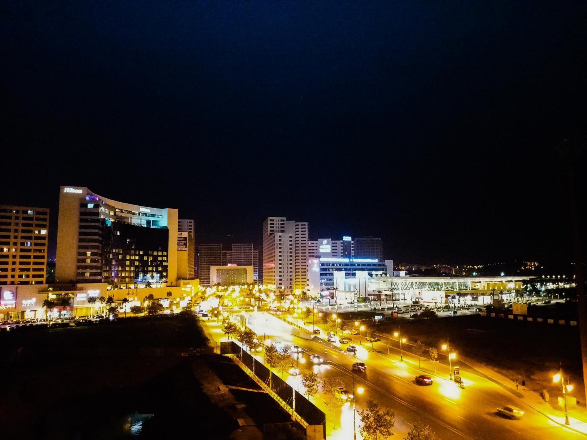 Amazing Appartement " Avec Climatisation " Au Centre Ville En Face Hilton & Gare Train De Tgv De Tanger 2N Exterior foto