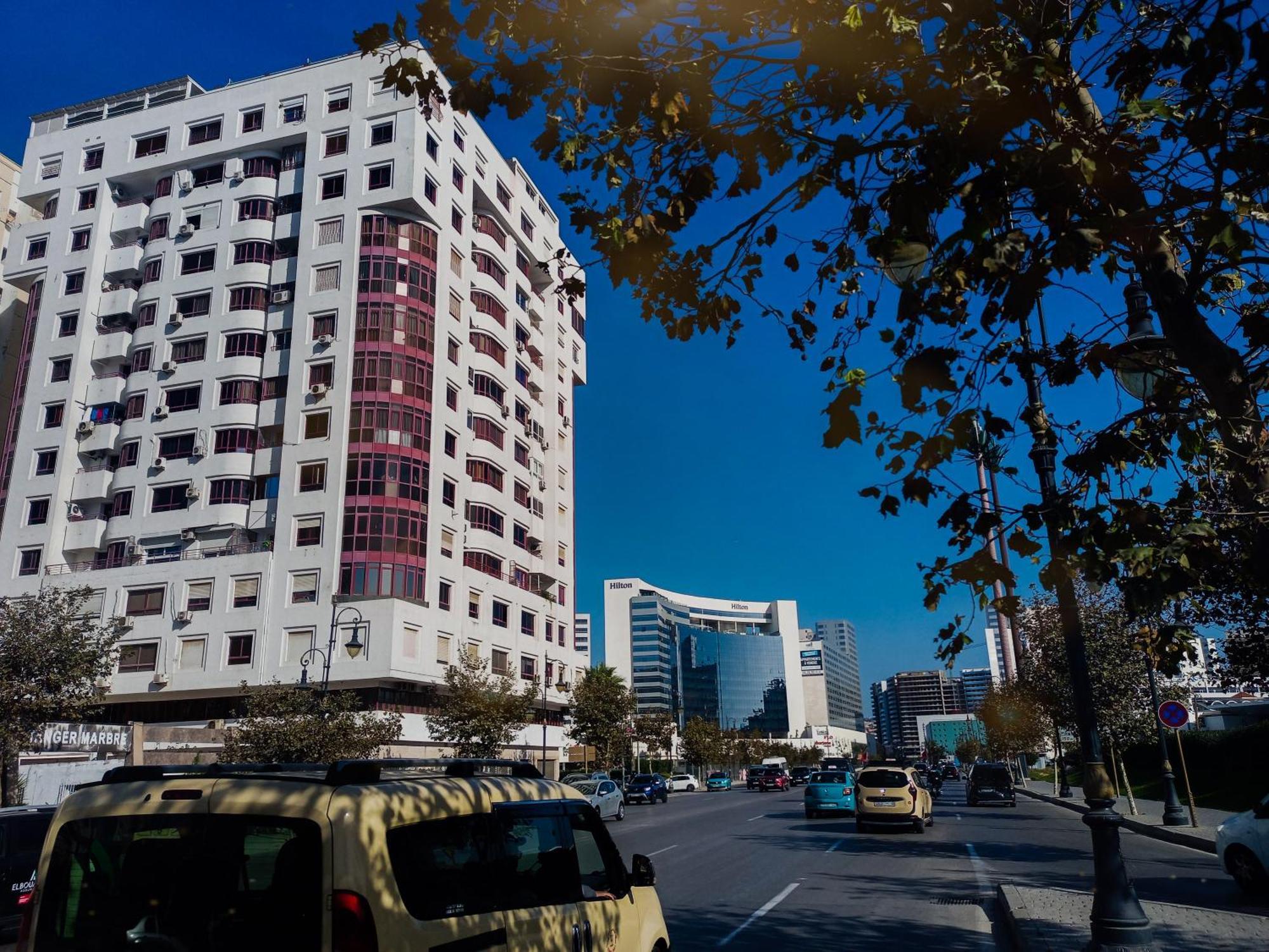 Amazing Appartement " Avec Climatisation " Au Centre Ville En Face Hilton & Gare Train De Tgv De Tanger 2N Exterior foto