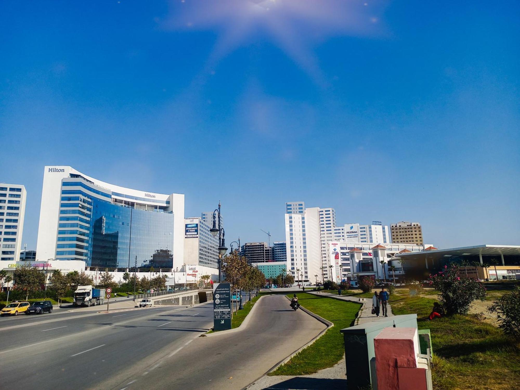 Amazing Appartement " Avec Climatisation " Au Centre Ville En Face Hilton & Gare Train De Tgv De Tanger 2N Exterior foto