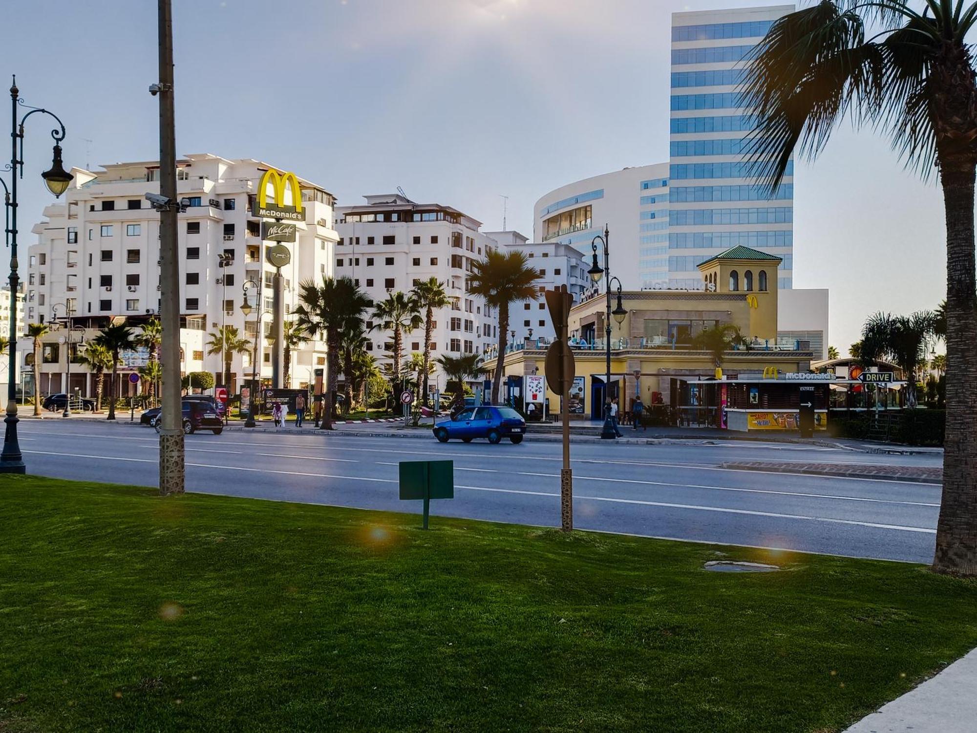 Amazing Appartement " Avec Climatisation " Au Centre Ville En Face Hilton & Gare Train De Tgv De Tanger 2N Exterior foto