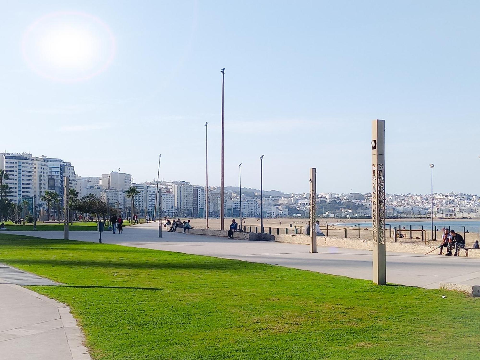 Amazing Appartement " Avec Climatisation " Au Centre Ville En Face Hilton & Gare Train De Tgv De Tanger 2N Exterior foto