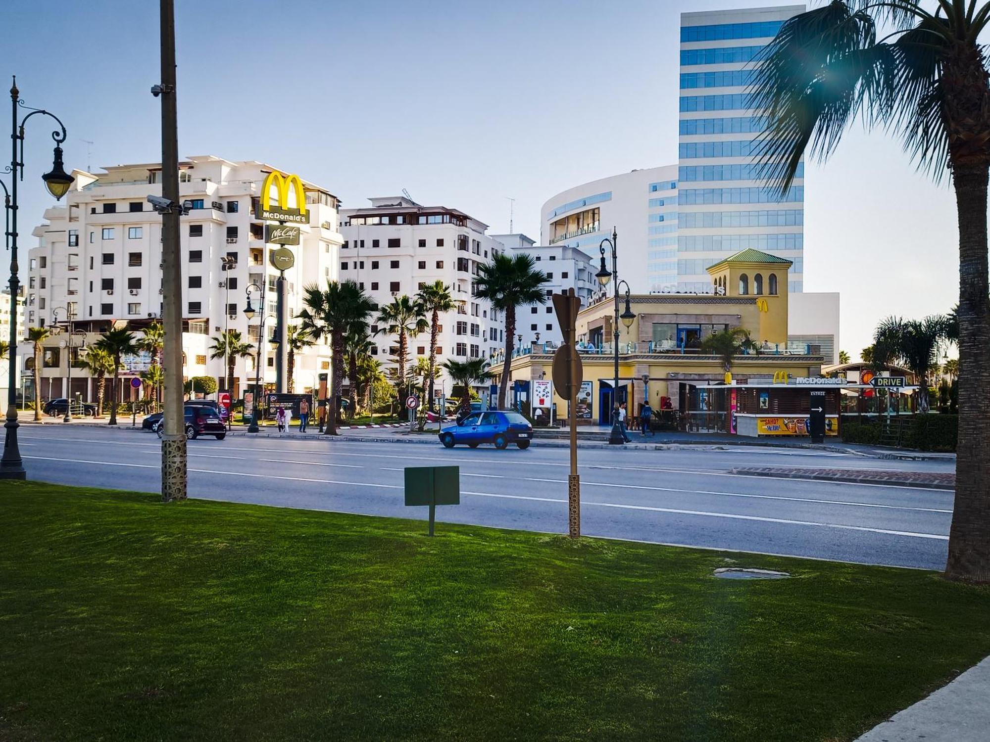 Amazing Appartement " Avec Climatisation " Au Centre Ville En Face Hilton & Gare Train De Tgv De Tanger 2N Exterior foto
