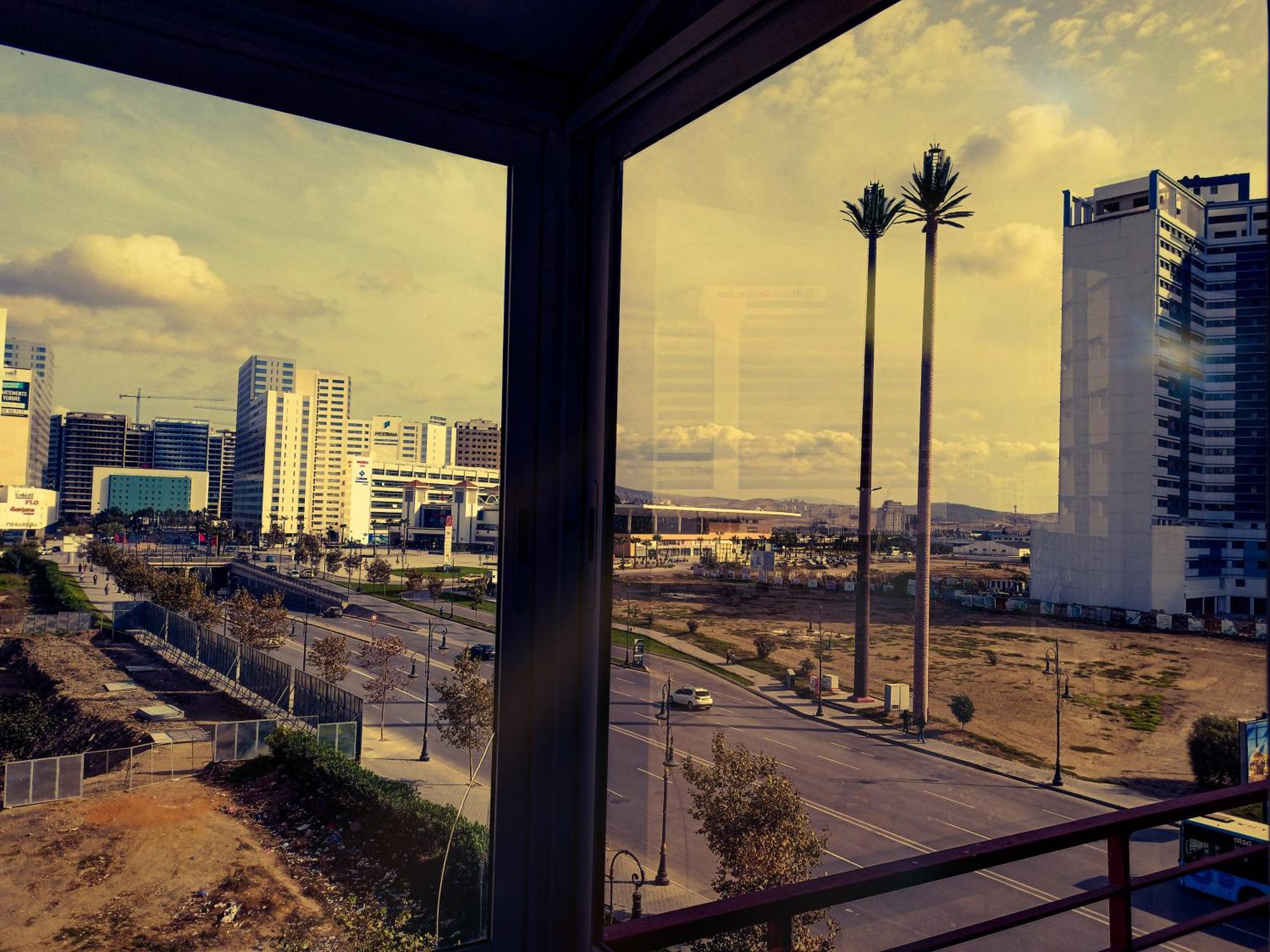 Amazing Appartement " Avec Climatisation " Au Centre Ville En Face Hilton & Gare Train De Tgv De Tanger 2N Exterior foto