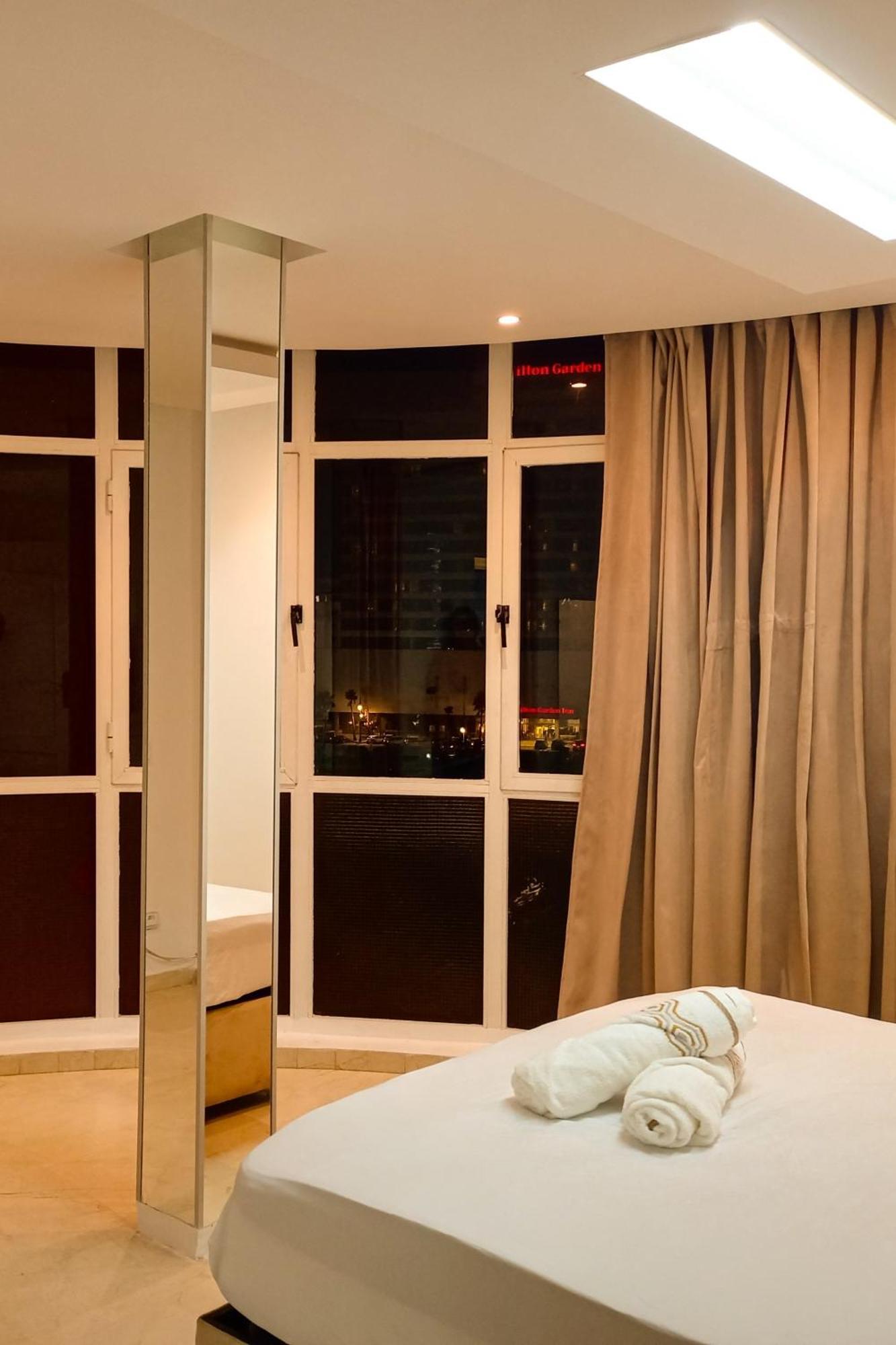 Amazing Appartement " Avec Climatisation " Au Centre Ville En Face Hilton & Gare Train De Tgv De Tanger 2N Exterior foto