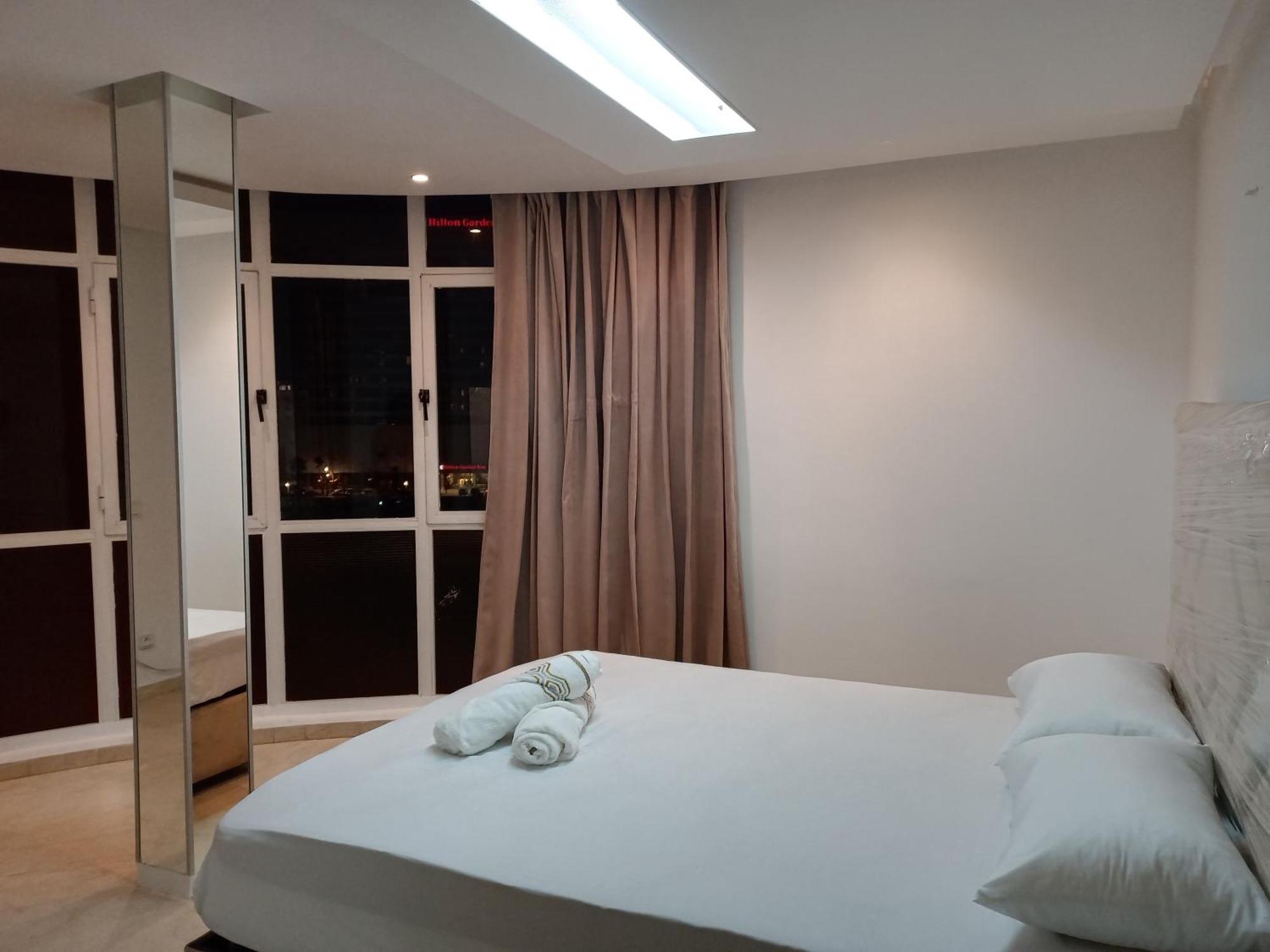 Amazing Appartement " Avec Climatisation " Au Centre Ville En Face Hilton & Gare Train De Tgv De Tanger 2N Exterior foto